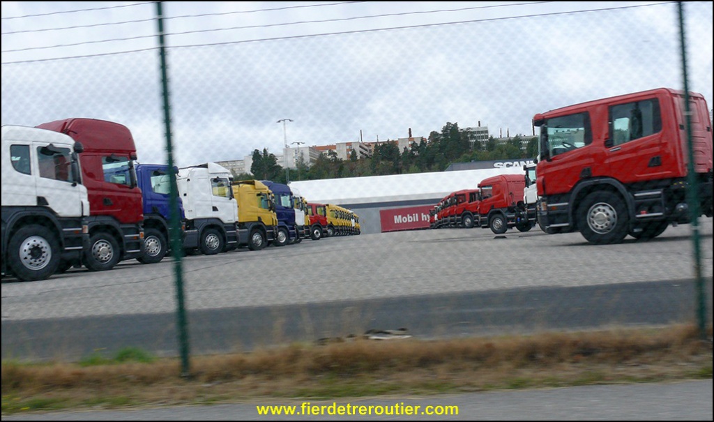 A1510615A Le parking avec le custom fit trucks [gr].jpg