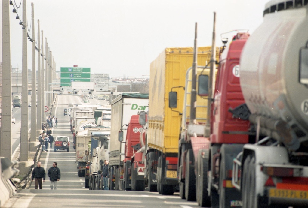 Au Boulot ! - au-plus-fort-du-mouvement-on-recensera-environ-5000-stations-service-impossibles-a-reapprovisionner-dans-tout-le-pays-suite-aux-actions-des-routiers-20-novembre-1996-archives-le-progres-160520047.jpg au-plus-fort-du-mouvement-on-recensera-environ-5000-stations-service-impossibles-a-reapprovisionner-dans-tout-le-pays-suite-aux-actions-des-routiers-20-novembre-1996-archives-le-progres-160520047.jpg