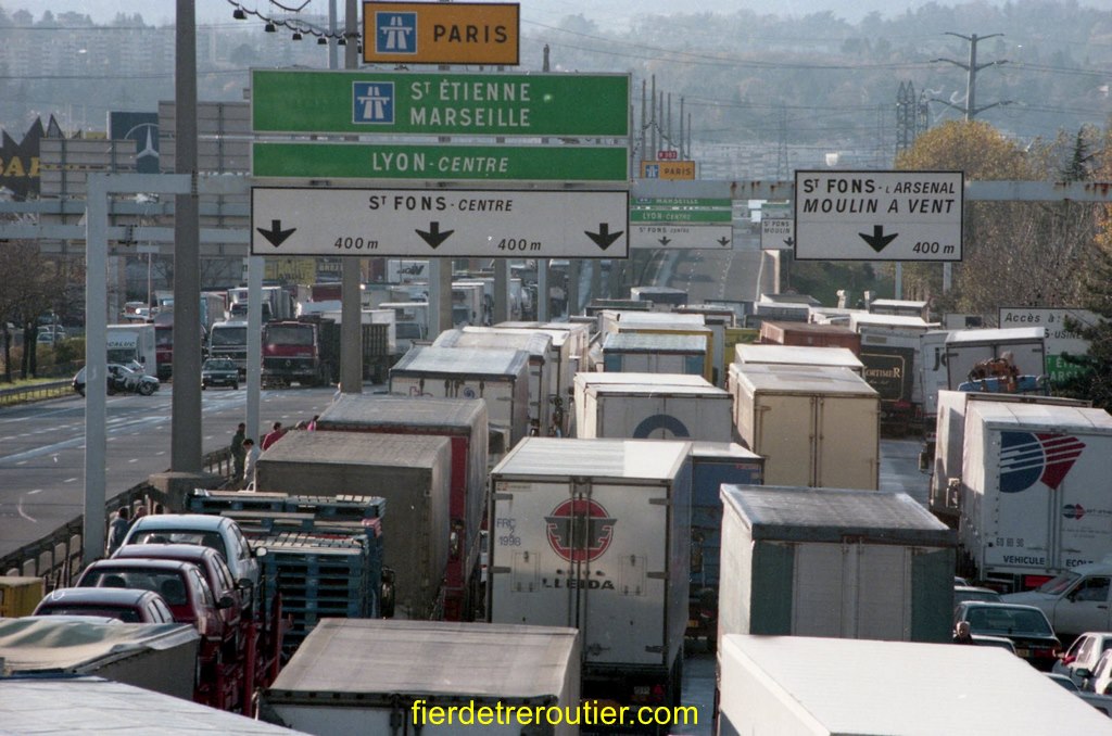 Au Boulot ! - le-boulevard-peripherique-laurent-bonnevay-est-bloque-par-les-camions-dans-les-deux-sens-de-circulation-20-novembre-1996-archives-le-progres-1605200478.jpg le-boulevard-peripherique-laurent-bonnevay-est-bloque-par-les-camions-dans-les-deux-sens-de-circulation-20-novembre-1996-archives-le-progres-1605200478.jpg